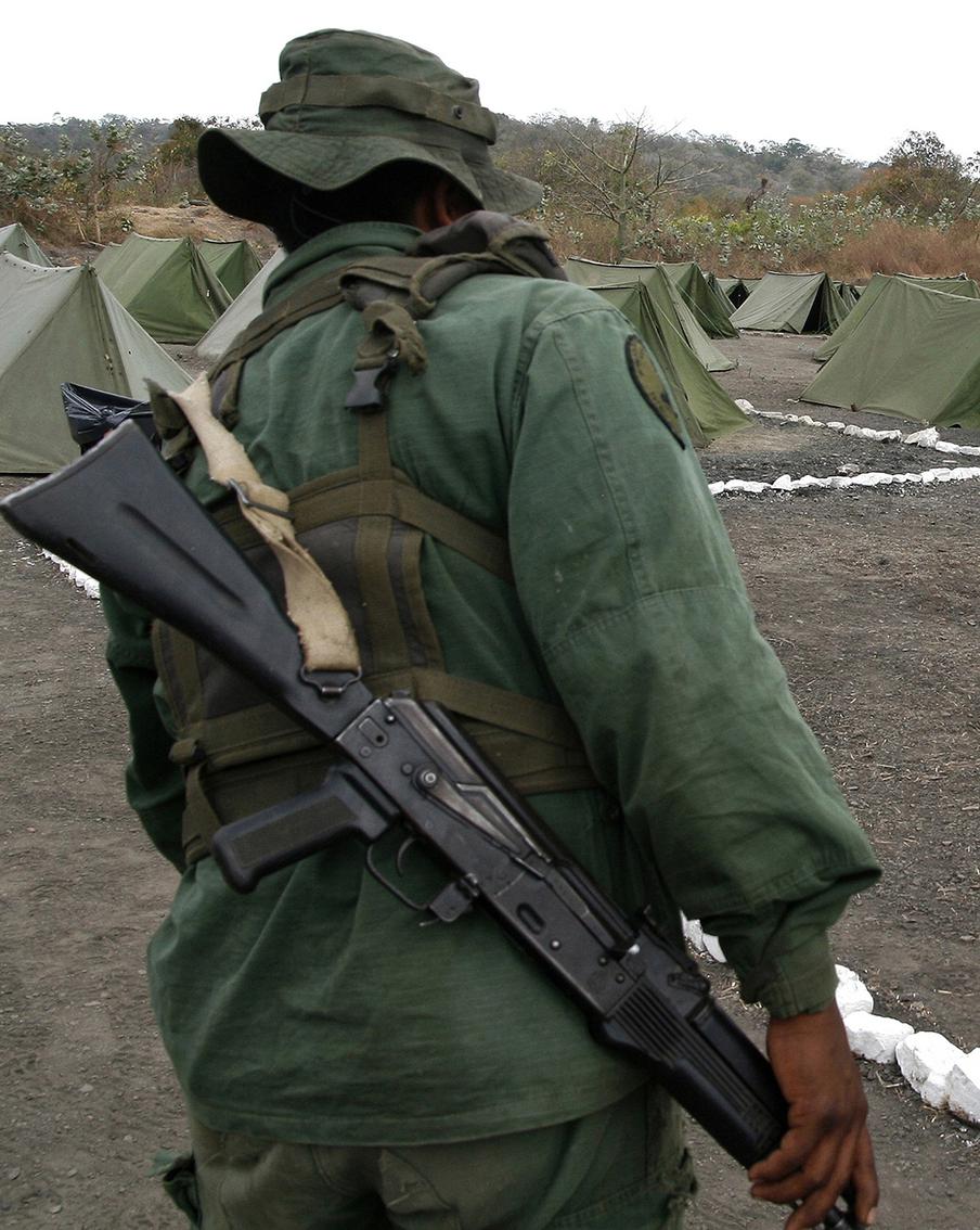 CNN: Венесуэла объявила массовую мобилизацию в ответ на прибытие войск США. Венесуэла объявила всеобщую мобилизацию своих вооружённых сил в ответ на размещение американских войск в Карибском регионе, как сообщает телеканал CNN. Министр обороны Венесуэлы Владимир Падрино Лопес охарактеризовал это решение как адекватную реакцию на "империалистическую угрозу", исходящую от Соединённых Штатов