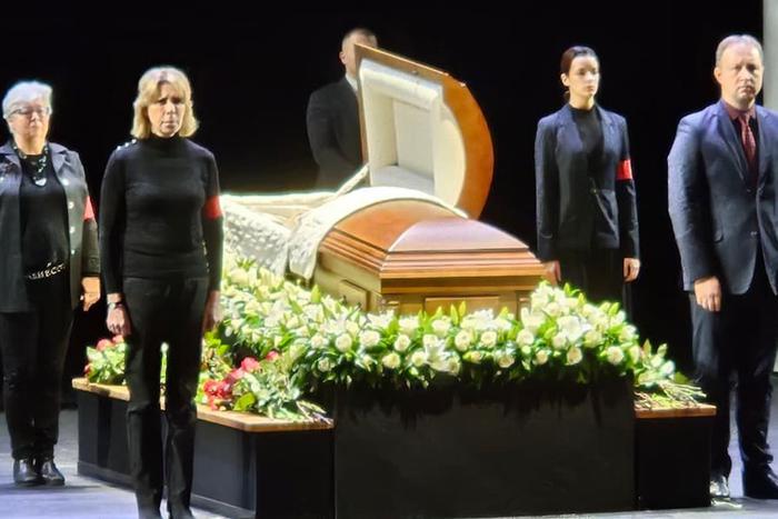 "Артист Божьей милостью": в театре Вахтангова прощаются с Владимиром Симоновым