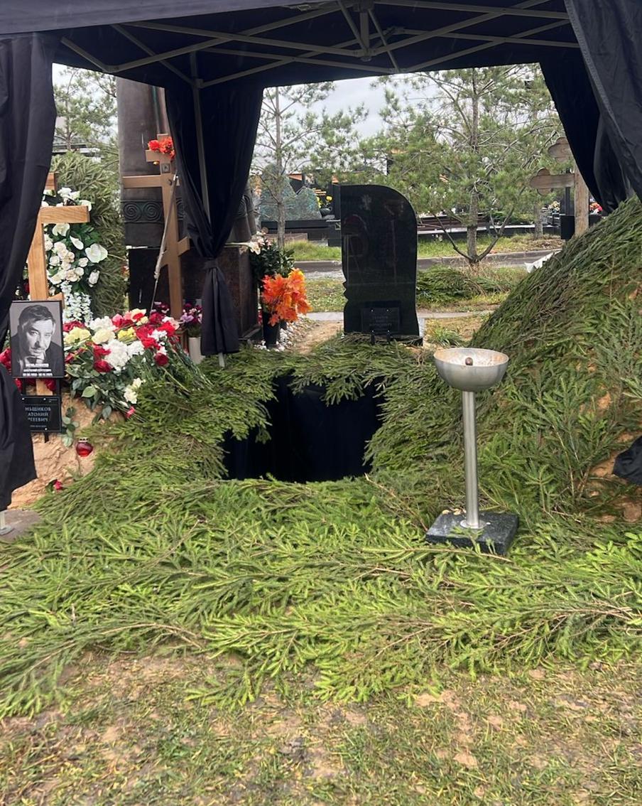 Владимир Симонов упокоится здесь.