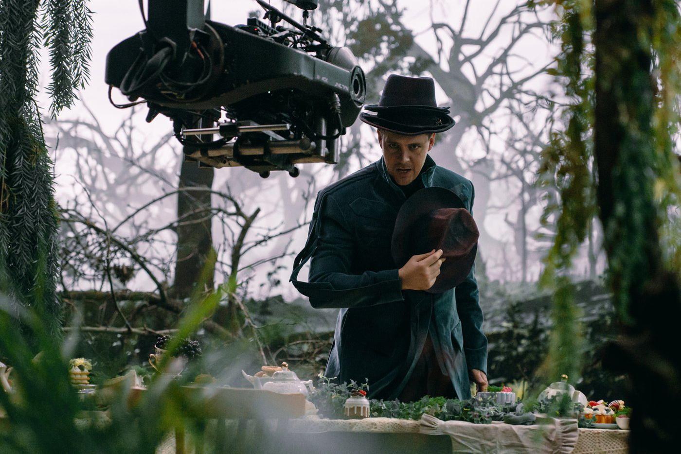 Милош Бикович  в образе Шляпника.