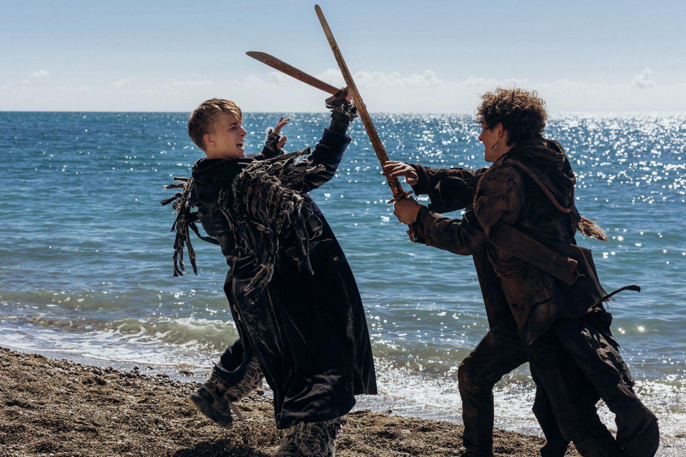 Олег Савостюк и Артём Кошман в образах Додо и попугая-пирата.