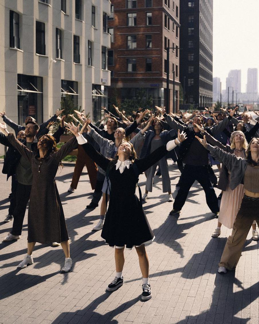 Мода как метафора: что рассказывают костюмы героев фильма "Алиса в Стране чудес"