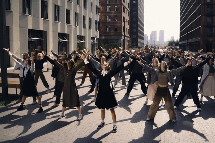 Мода как метафора: что рассказывают костюмы героев фильма "Алиса в Стране чудес"