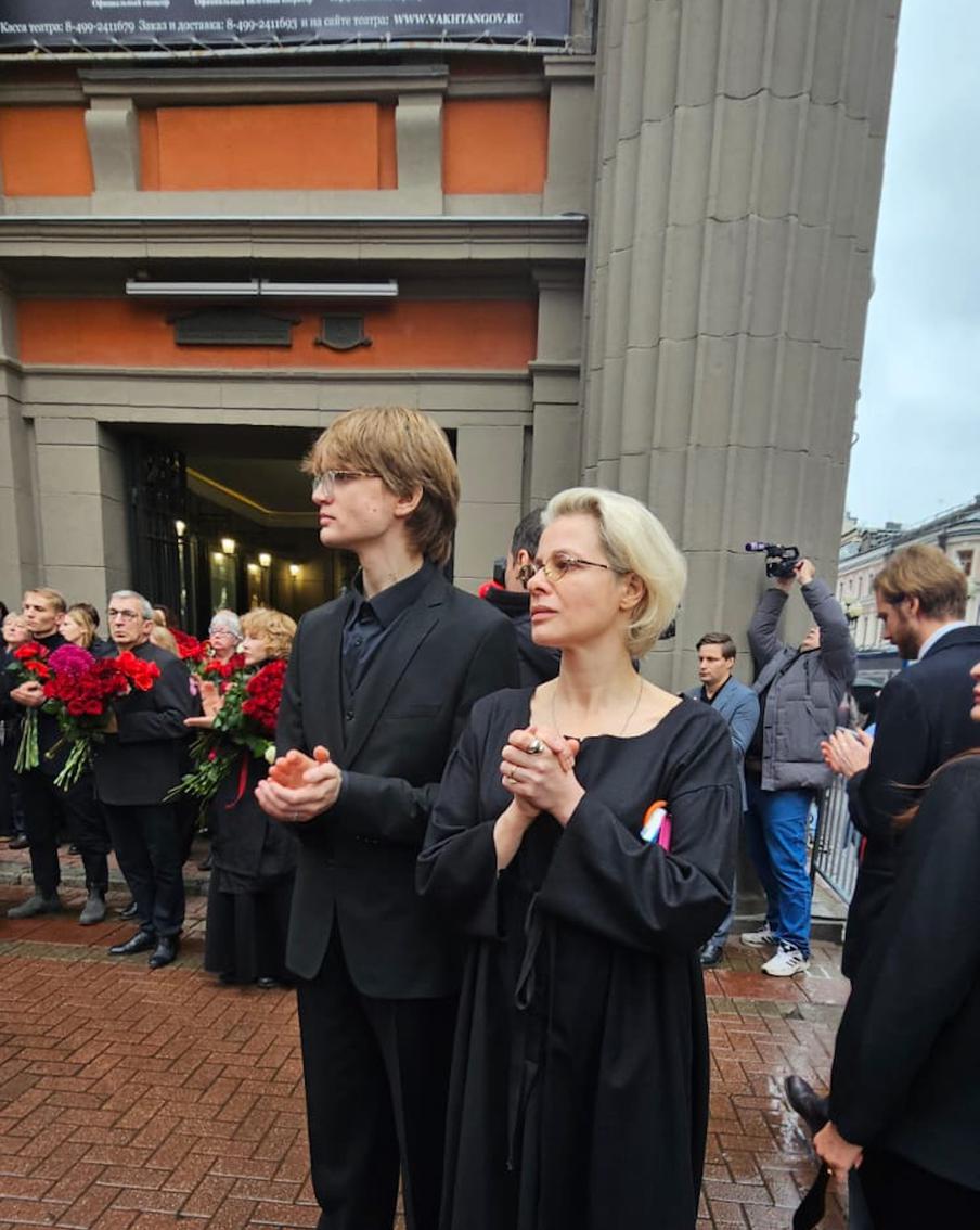 Вдова и сын Владимира Симонова.