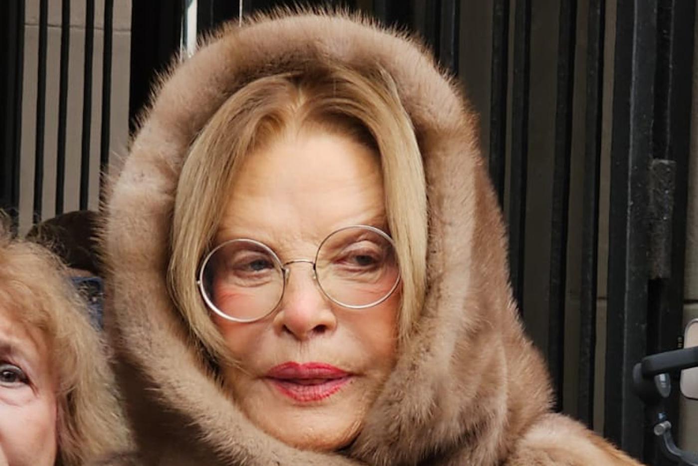 Людмила Максакова встала на колени у гроба Владимира Симонова