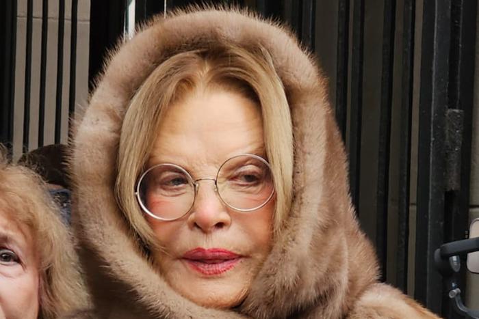 Людмила Максакова встала на колени у гроба Владимира Симонова