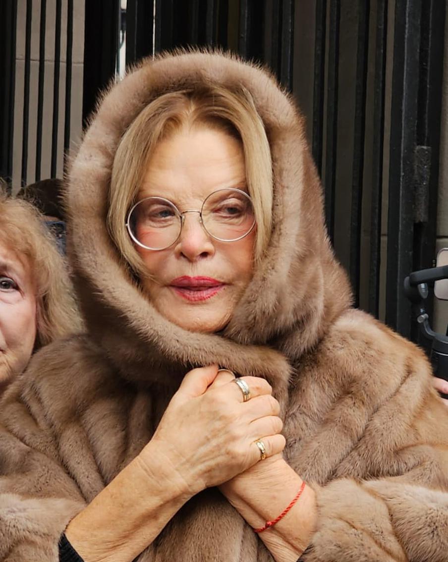 Людмила Максакова встала на колени у гроба Владимира Симонова