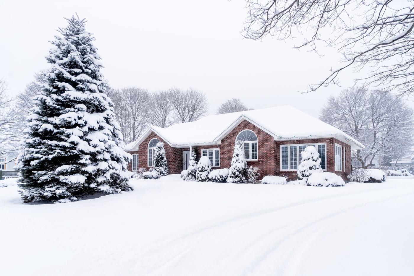 Как подготовить дом к зиме: устранить щели, ржавчину и утеплить