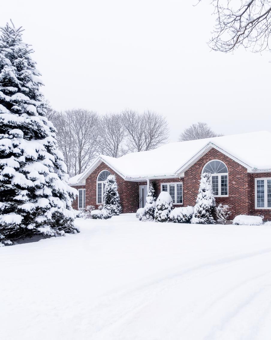 Скосить газон и осмотреть стены: как подготовить дом к зимовке