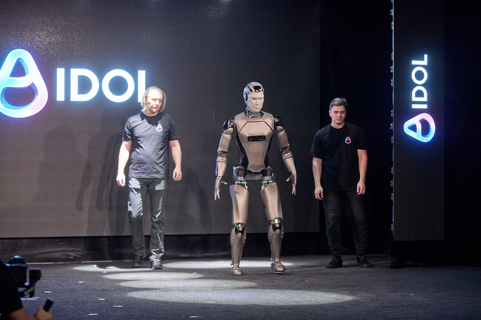 "Не соображает, что происходит": первый умный андроид оконфузился на презентации в Москве