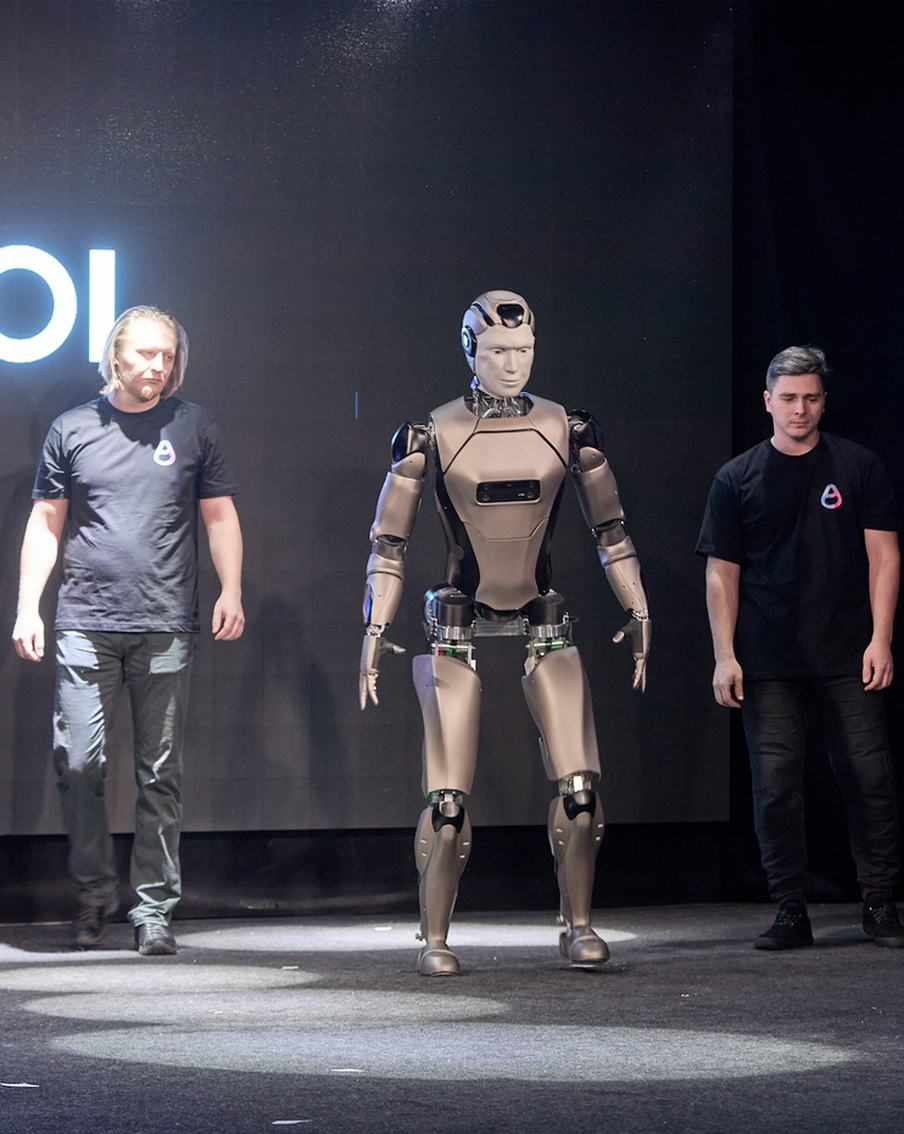 "Не соображает, что происходит": первый умный андроид оконфузился на презентации в Москве