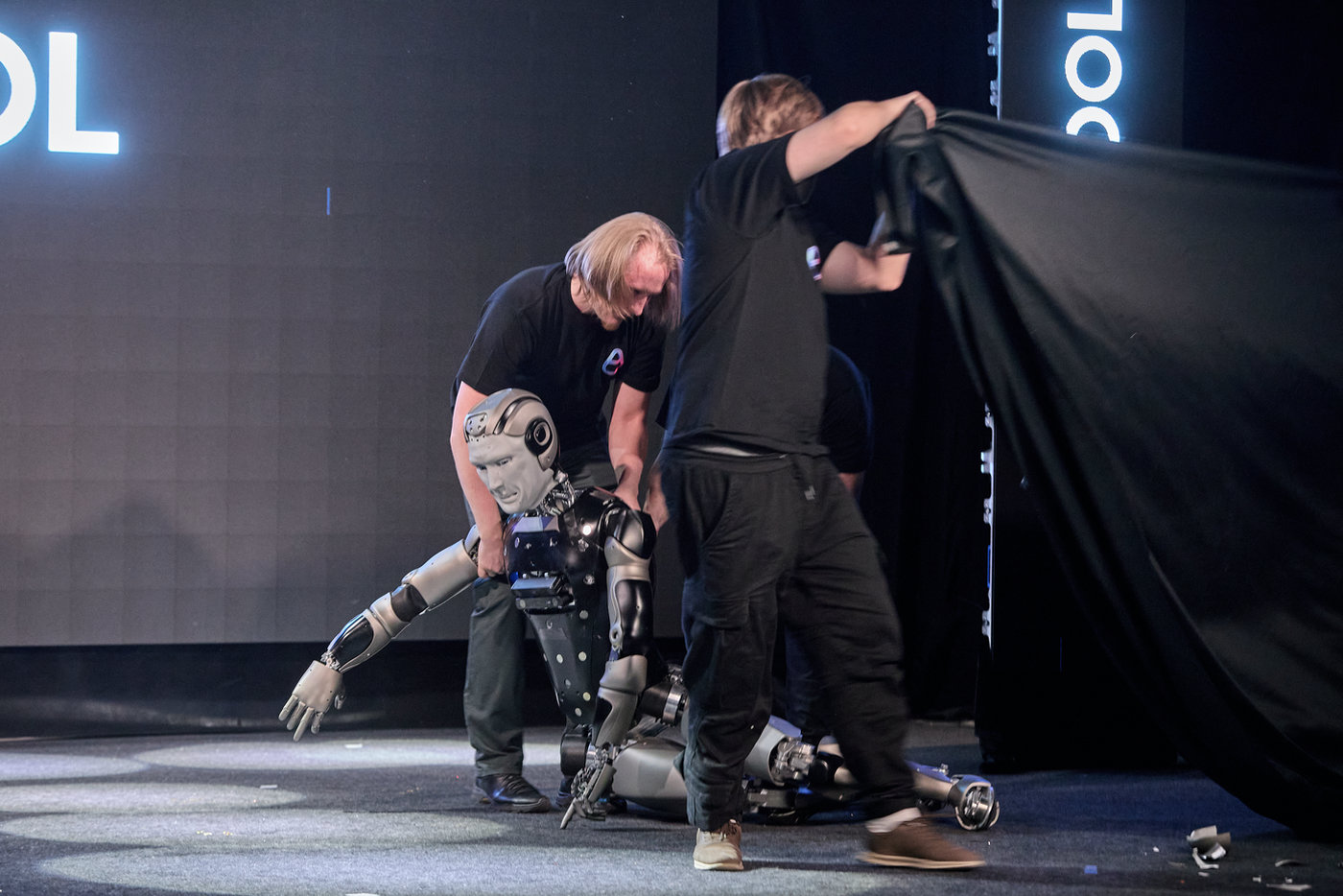 Смотрители Айдола спешно принялись разворачивать тряпку и запутались в ней