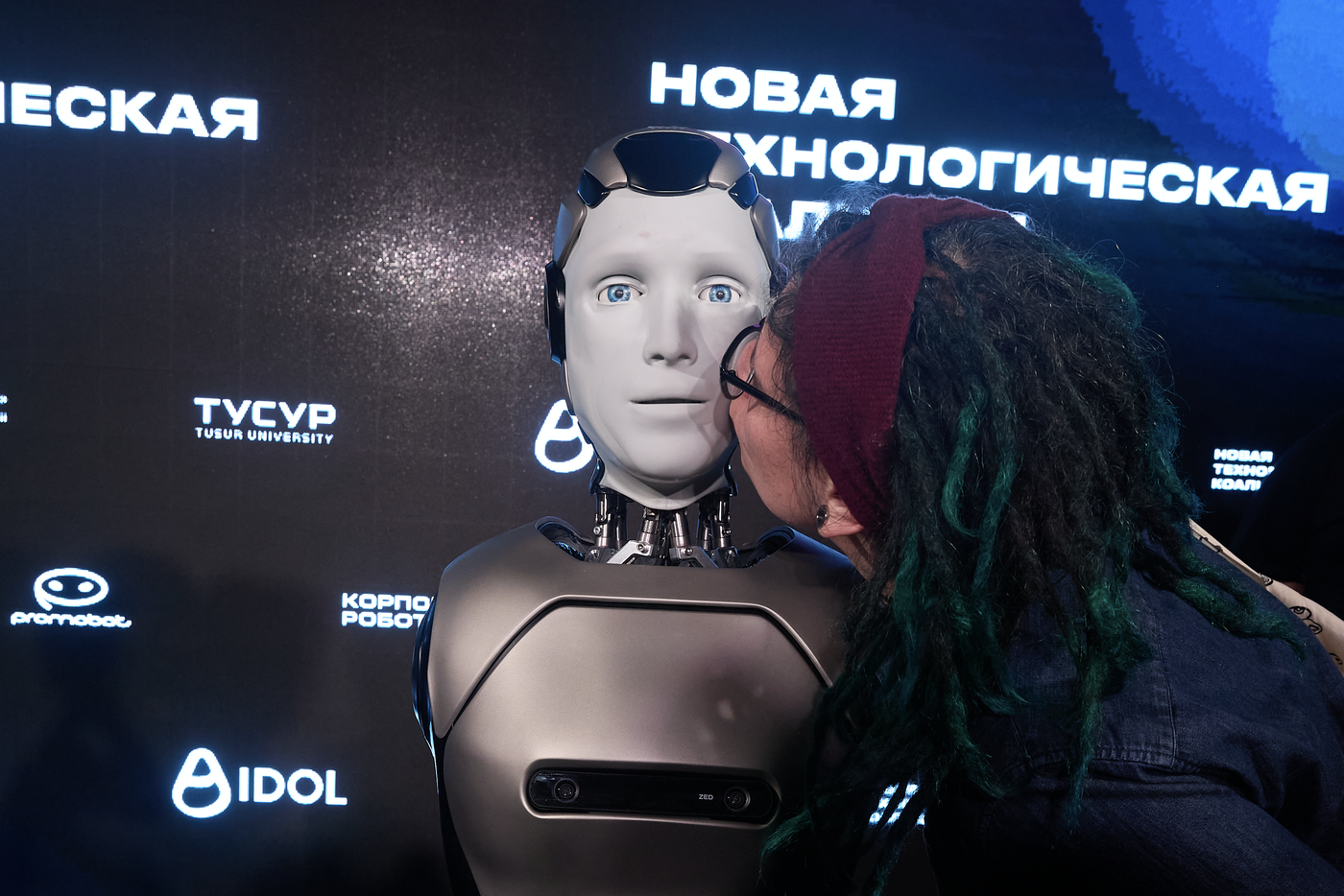 От внимания прекрасной половины робот, похоже, немного смутился