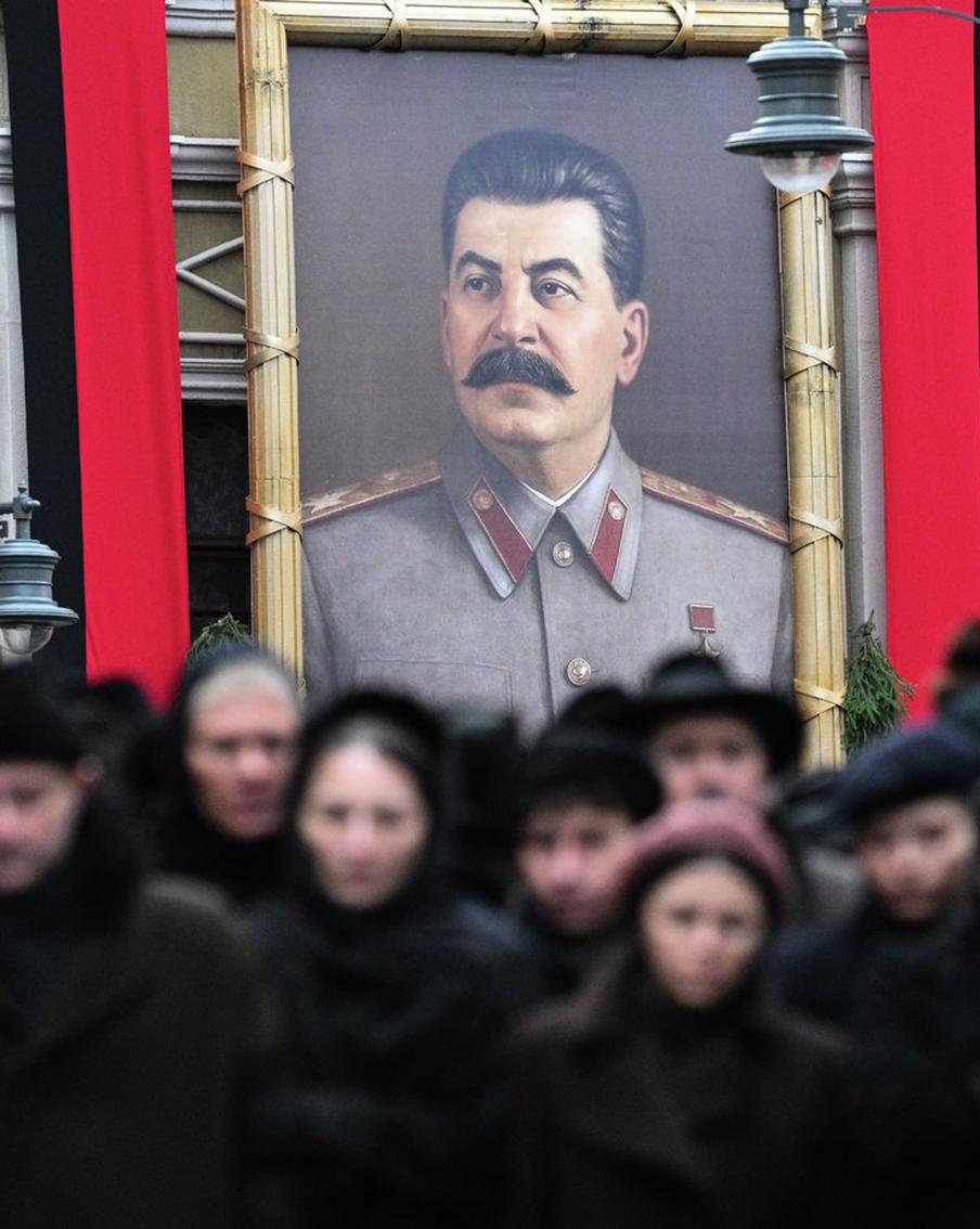 Гроб проносится над толпой: что ещё можно увидеть на съёмках картины "Шум времени"