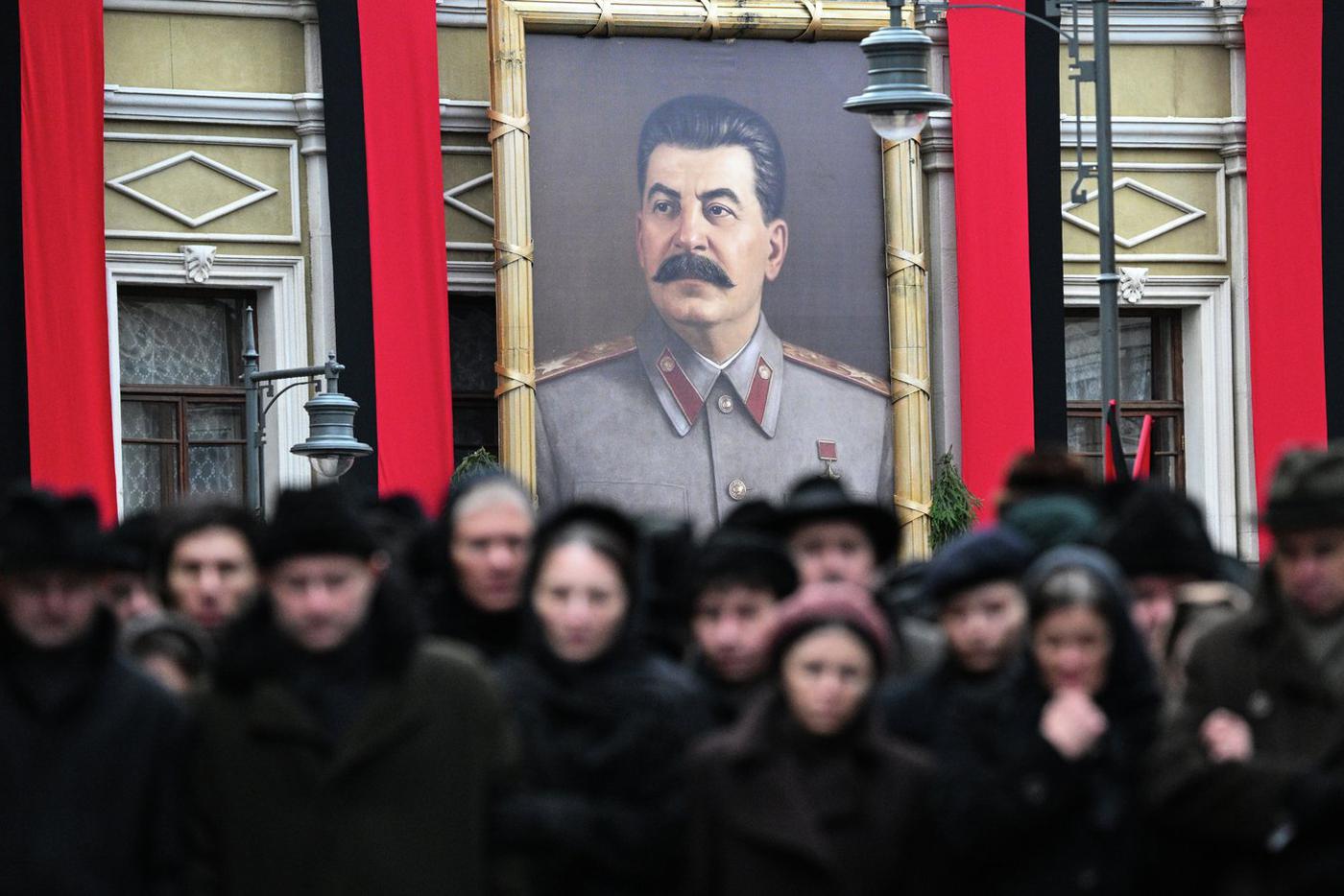 Гроб проносится над толпой: что ещё можно увидеть на съёмках картины "Шум времени"