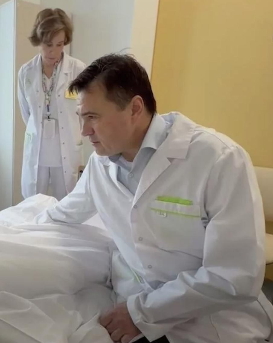 Мальчик, пострадавший после взрыва, продолжает лечение в центре Рошаля