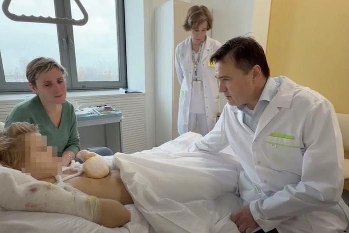 Мальчик, пострадавший после взрыва, продолжает лечение в центре Рошаля