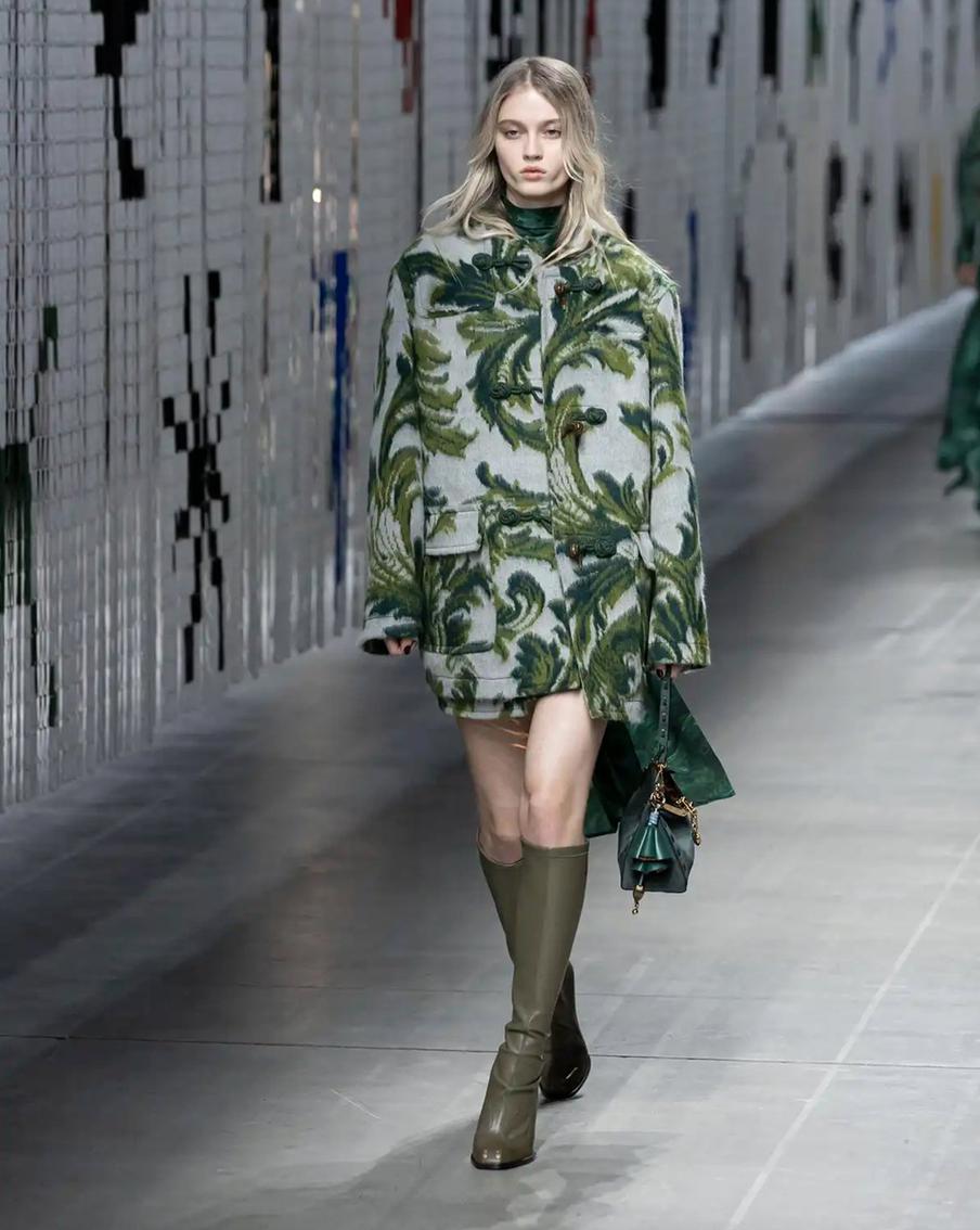 Необычная модель пальто в коллекции Etro.