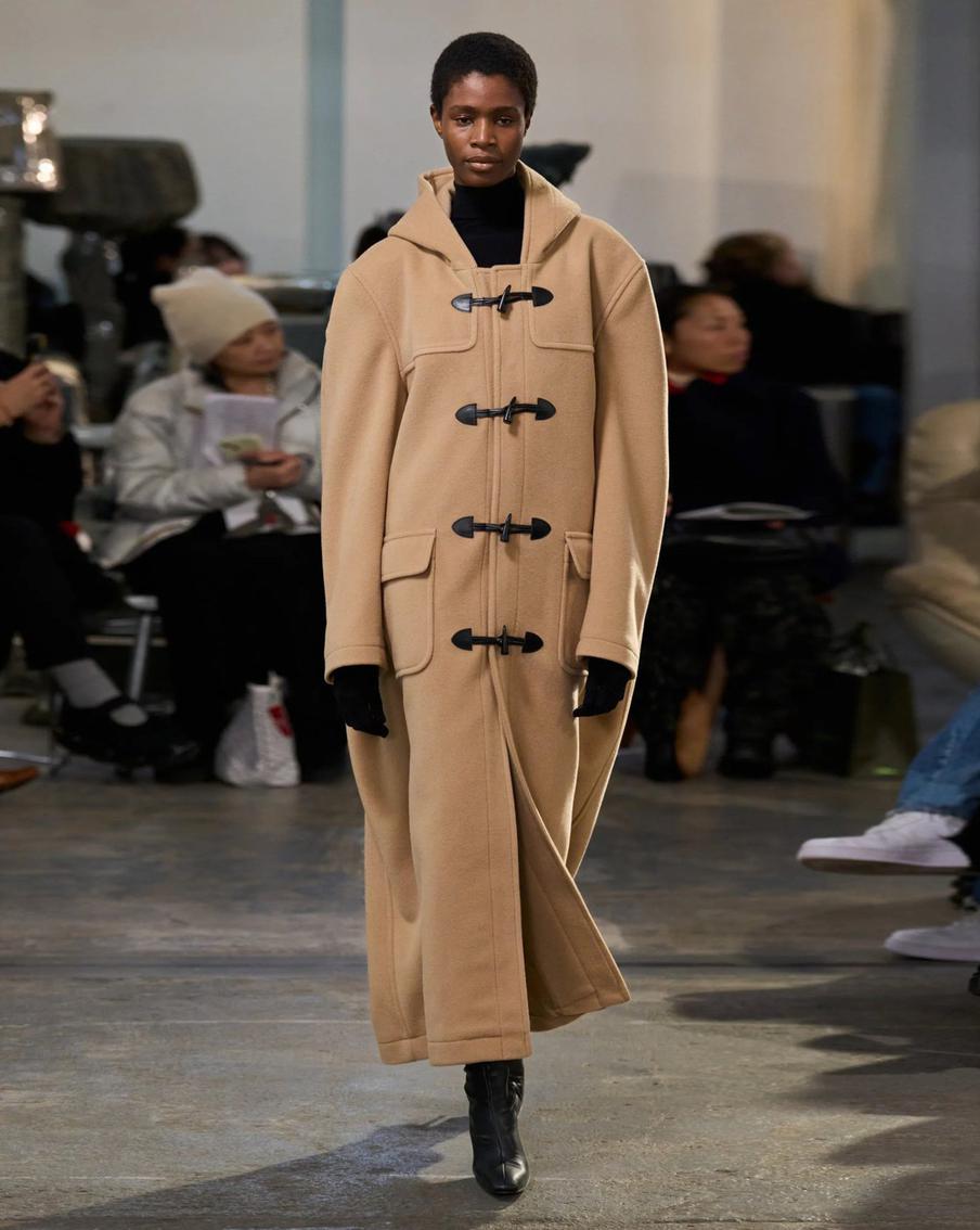 Классический дафлкот на показе Marie Adam-Leenaerdt.