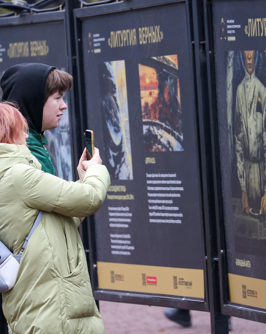 Швыдкой пригласил москвичей на выставку Владимира Киреева "Литургия верных"