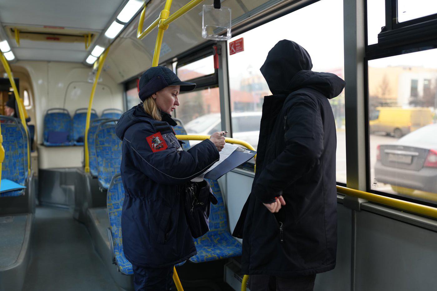 Более 190 безбилетников было выявлено при проверке оплаты проезда у метро "Бибирево"