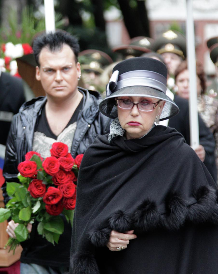 Выцветшие венки и облупившийся крест: от вида могилы диктора Светланы Моргуновой наворачиваются слёзы