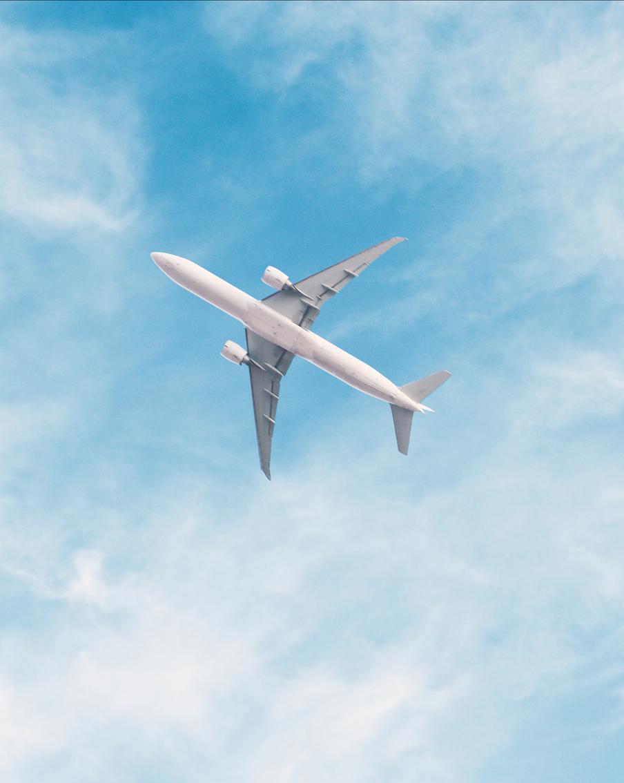 Аэропорты в одиннадцати регионах России приостановили перелёты из-за угрозы БПЛА. Ряд крупных авиагаваней временно остановил отправку и приём рейсов, поскольку службы безопасности фиксируют риски появления неопознанных объектов в небе. Ограничения вводят для защиты пассажиров и экипажей