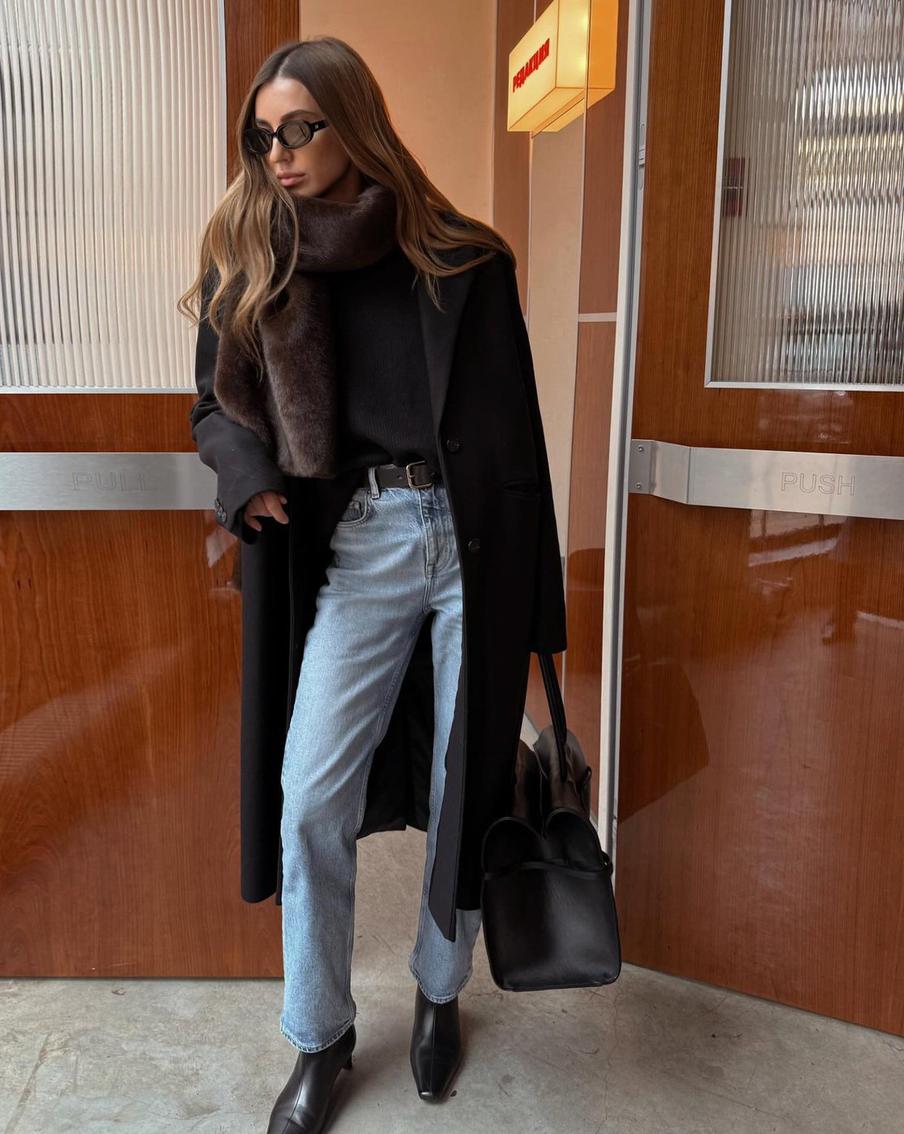 Меховой шарф отлично дополнит строгое шерстяное пальто.