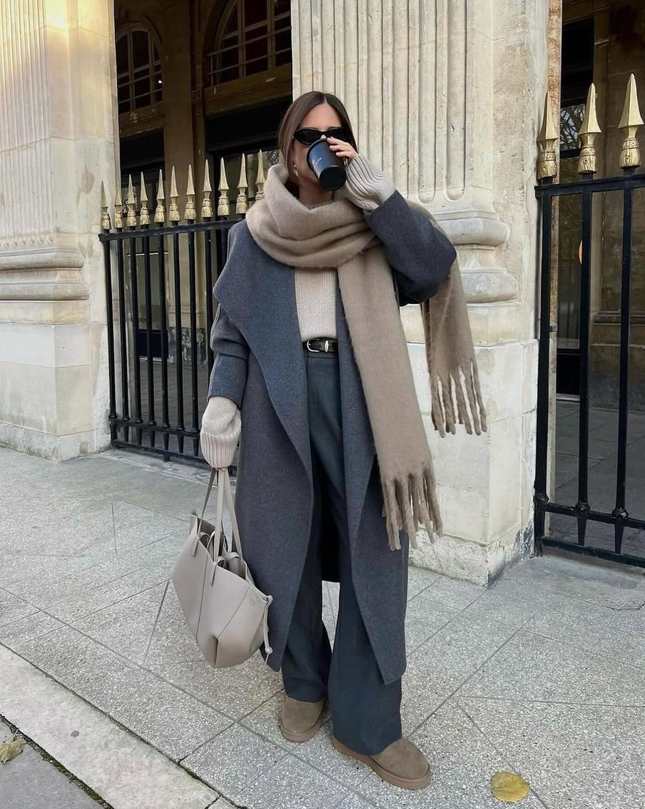 Большой вязаный шарф позволит "поиграть" с объёмами.