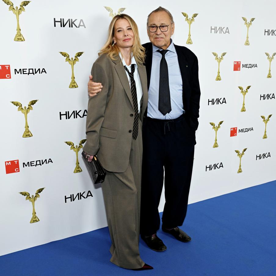 Юлия Высоцкая и Андрей Кончаловский тайно стали родителями приёмной девочки