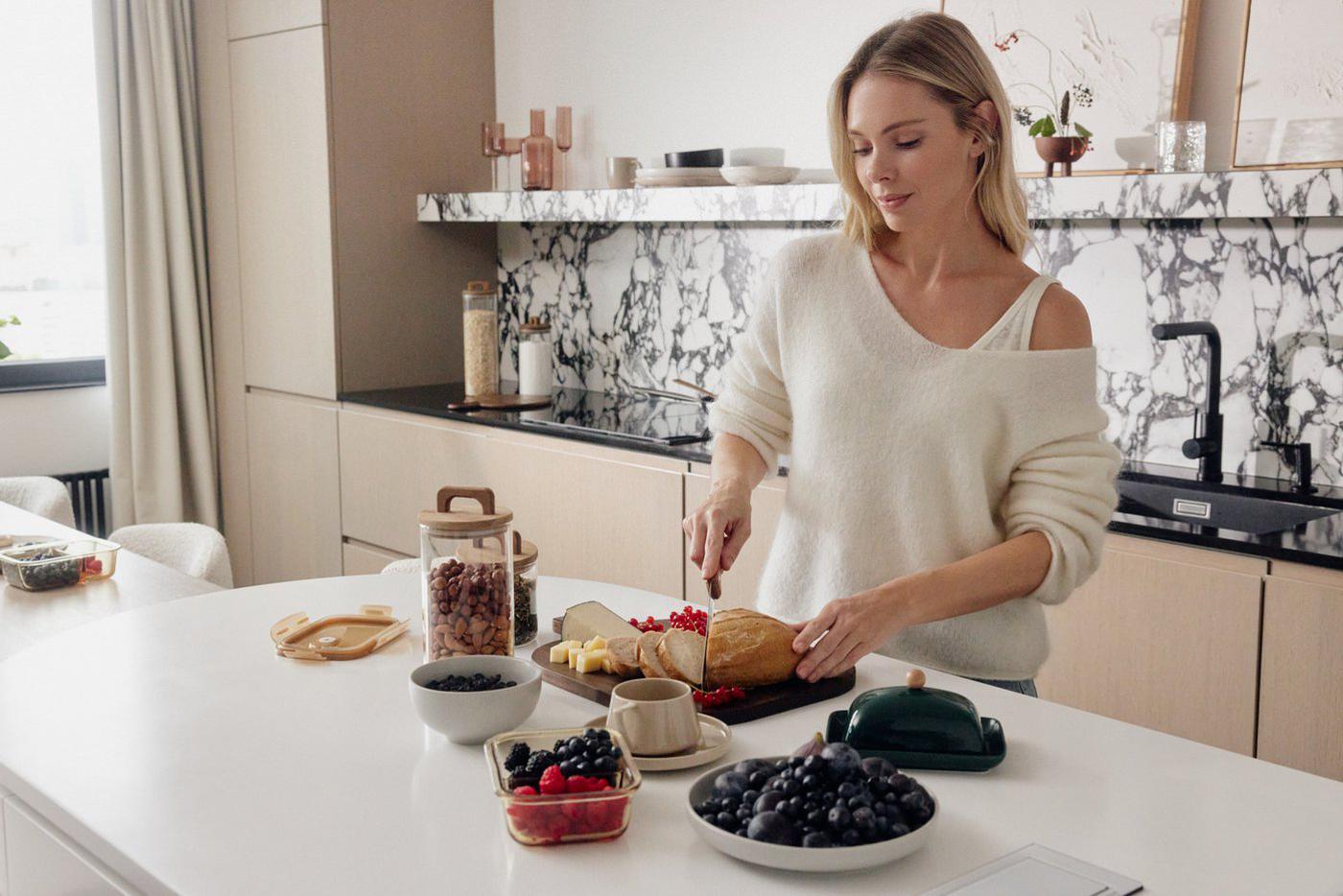 Лицом дебютной кампании стала звёздный блогер и стилист Марианна Елисеева.