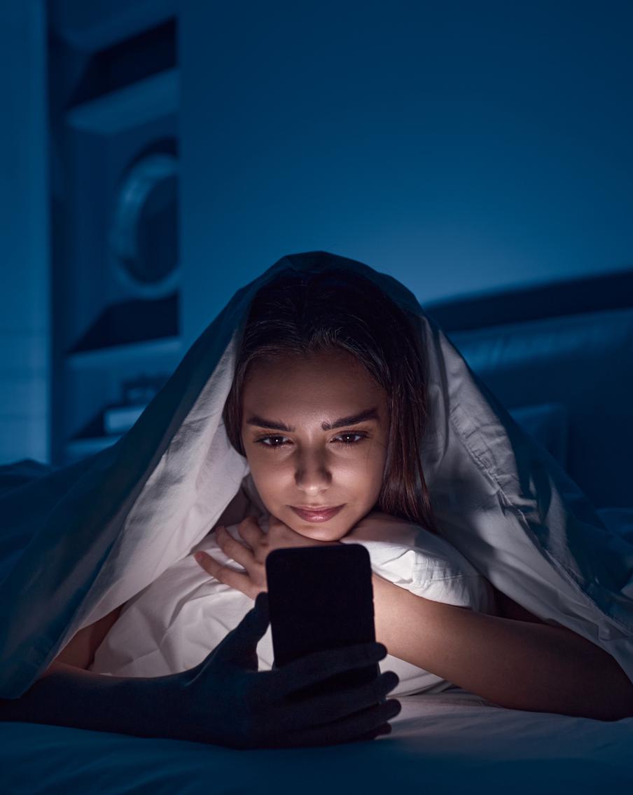 Смартфон перед сном: кому вредно, а кому – почти безразлично