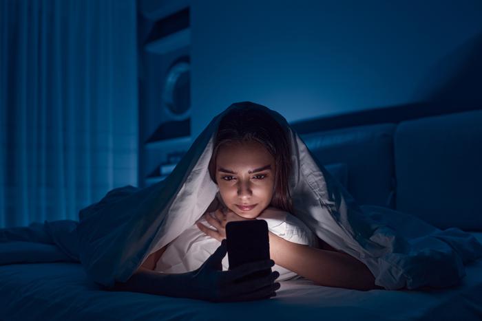 Смартфон перед сном: кому вредно, а кому – почти безразлично