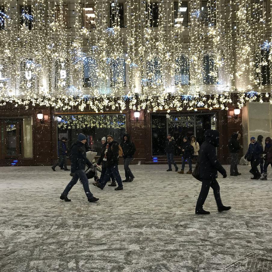 В Москве в выходные впервые появится снег и гололедица. Синоптики предупреждают москвичей: с наступлением холодного фронта в ночь на субботу дожди перейдут в мокрый снег, температура опустится ниже нуля, а дороги станут скользкими