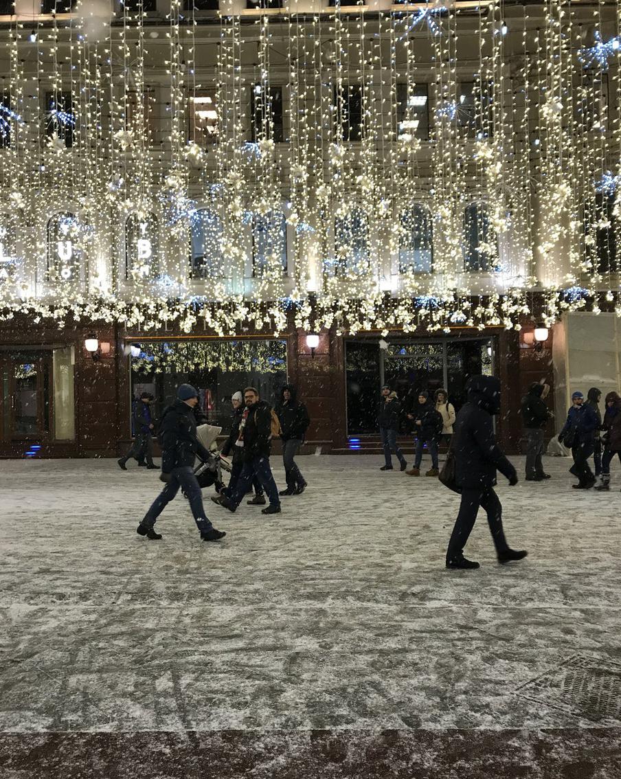 В Москве в выходные впервые появится снег и гололедица. Синоптики предупреждают москвичей: с наступлением холодного фронта в ночь на субботу дожди перейдут в мокрый снег, температура опустится ниже нуля, а дороги станут скользкими