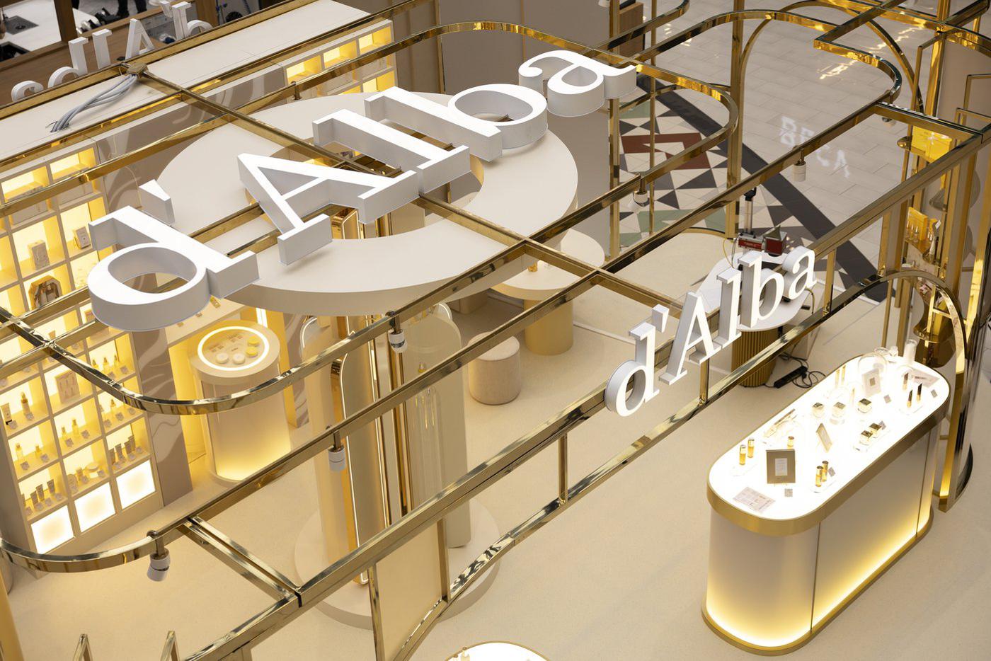 Поп-ап выполнен в традиционных для бренда бело-золотых тонах.