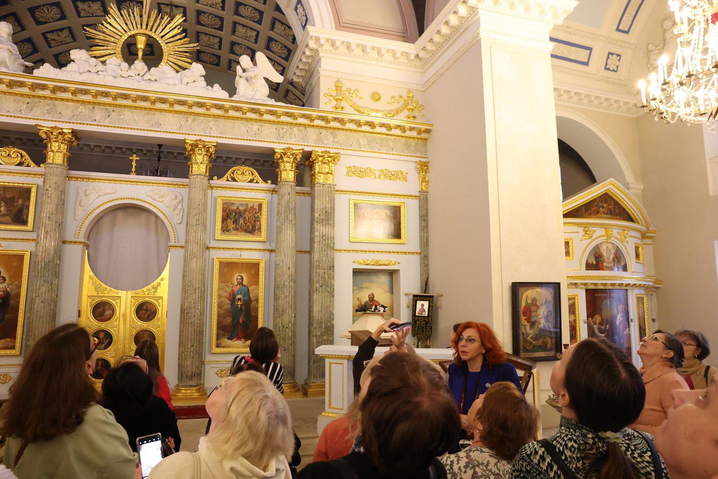 Убранство храма приковало внимание посетителей.