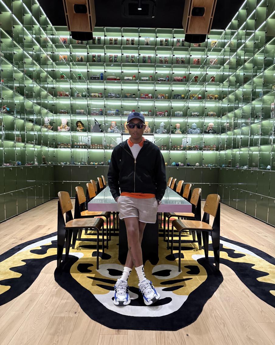 Кроссовки Фаррелла Уильямса для Adidas получат награду "Обувь года": что происходило в мире моды и красоты на этой неделе