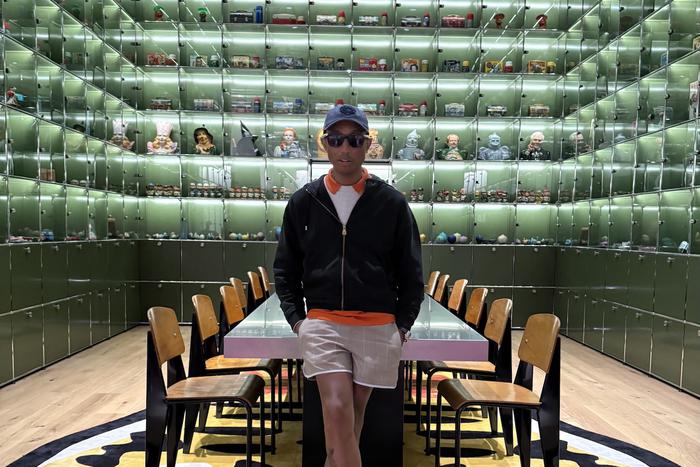 Кроссовки Фаррелла Уильямса для Adidas получат награду "Обувь года": что происходило в мире моды и красоты на этой неделе