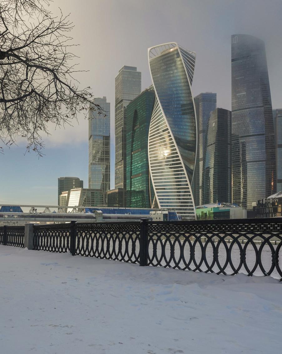 Синоптик: в ночь на 15 ноября на улицах Москвы выпал первый снег. Прошедшей ночью в Москве впервые выпал снег. Отмечается, что температура в городе опустилась до двух градусов тепла и в ближайшее время будет постепенно снижаться