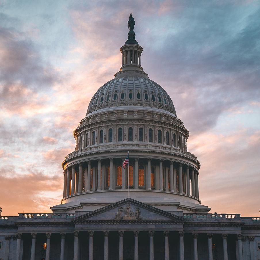 В Конгрессе США рассматривают частичную конфискацию российских активов. В случае принятия законопроекта о процедуре использования замороженных российских активов Вашингтон сможет конфисковать половину из них. Общая сумма замороженных активов России в США оценивается в 5 миллиардов долларов