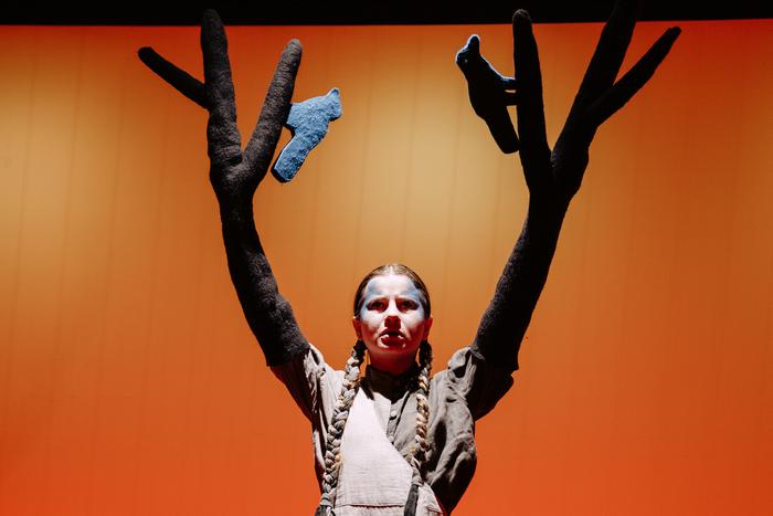 Колобок в шлеме космонавта, щука с зубами на голове и другие персонажи спектакля "И я там был. Сказки Афанасьева"