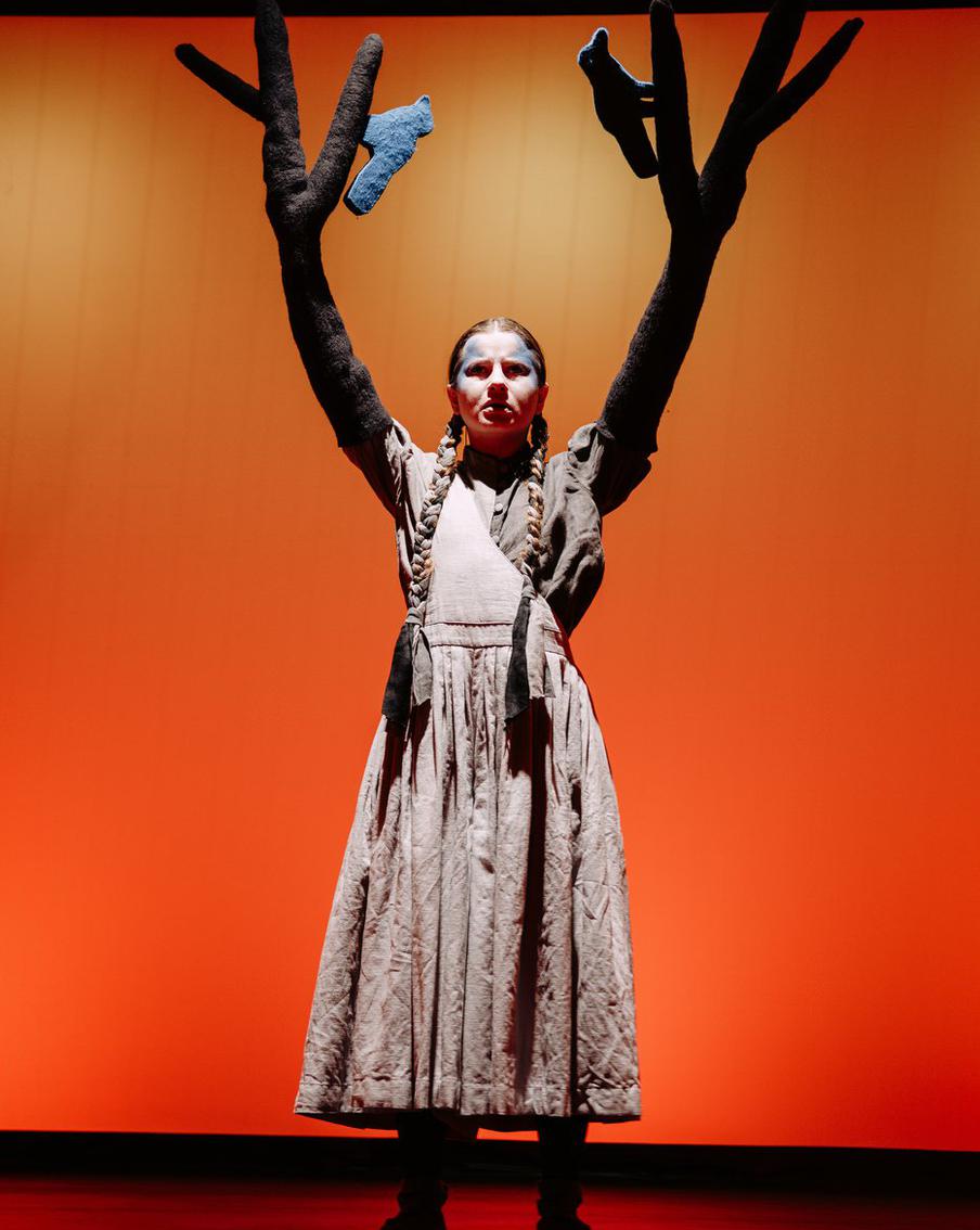 Колобок в шлеме космонавта, щука с зубами на голове и другие персонажи спектакля "И я там был. Сказки Афанасьева"