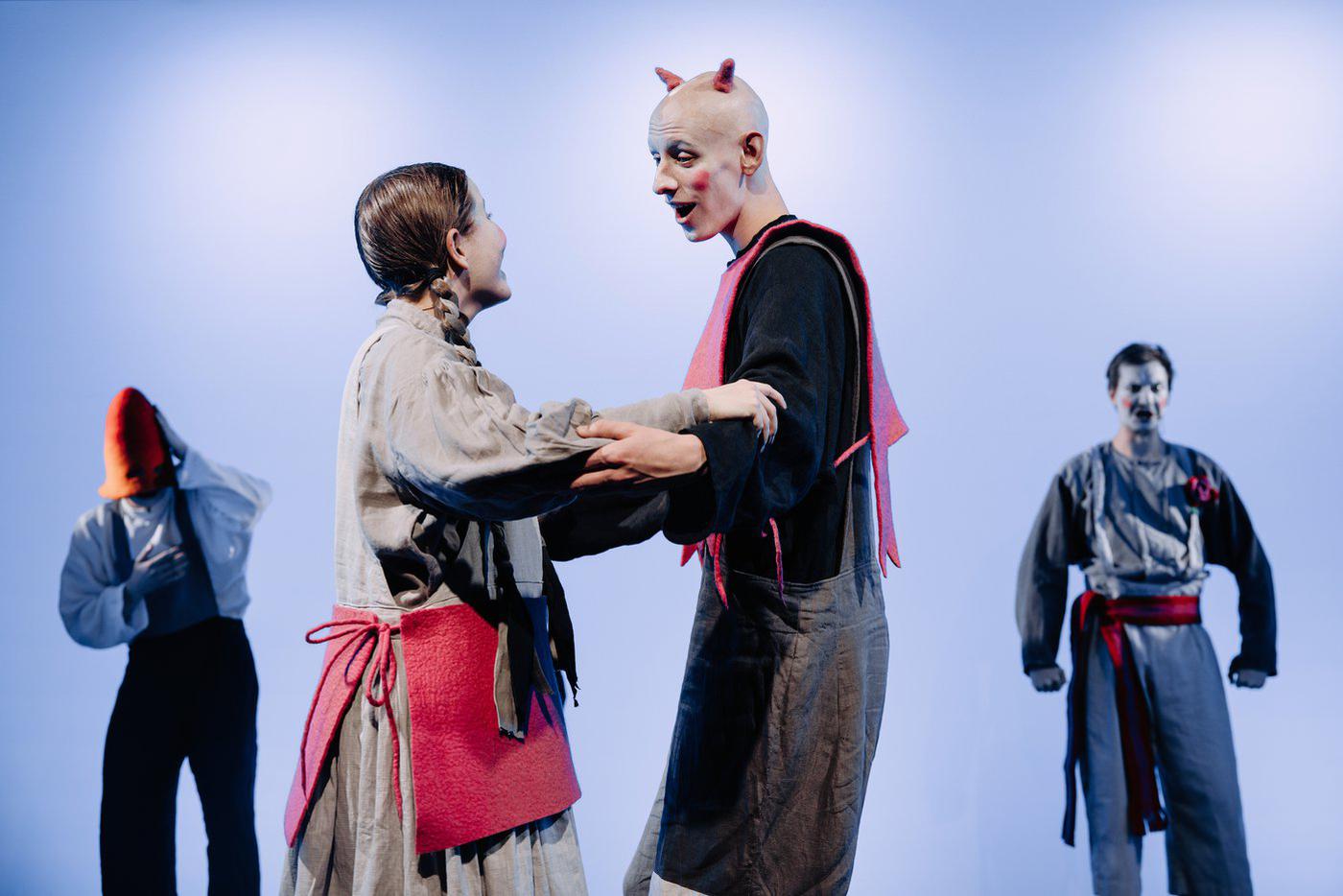 Алёнушка (Маргарита Якимова) и Козёльчик (Григорий Артёменко).