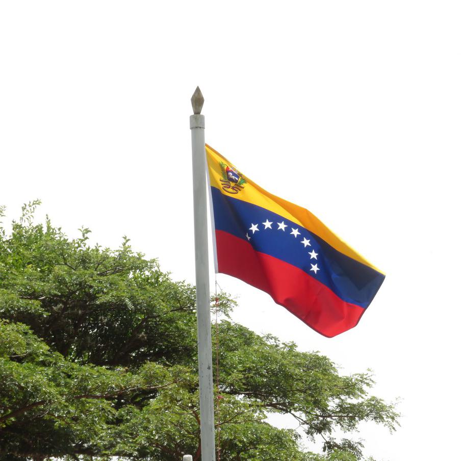 AFP: Колумбия нанесла удар авиабомбами рядом с границей Венесуэлы. Согласно информации, полученной от агентства Agence France-Presse (AFP), Вооружённые силы Колумбии нанесли авиаудар по группировкам, занимающимся незаконным оборотом наркотиков, в районе, близком к границе с Венесуэлой. Как сообщил источник в Министерстве обороны Колумбии, в результате этой операции было убито девять боевиков