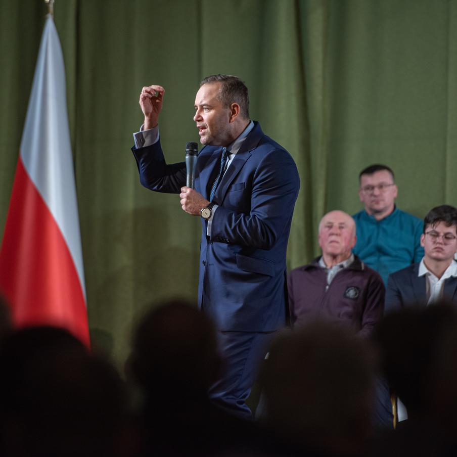 Власти Польши заявили о завершении программ помощи украинским беженцам. Польское правительство оказывает помощь беженцам из Украины последний год. Отмечается, что после этого к украинцам в стране планируется относиться как к любому другому национальному меньшинству