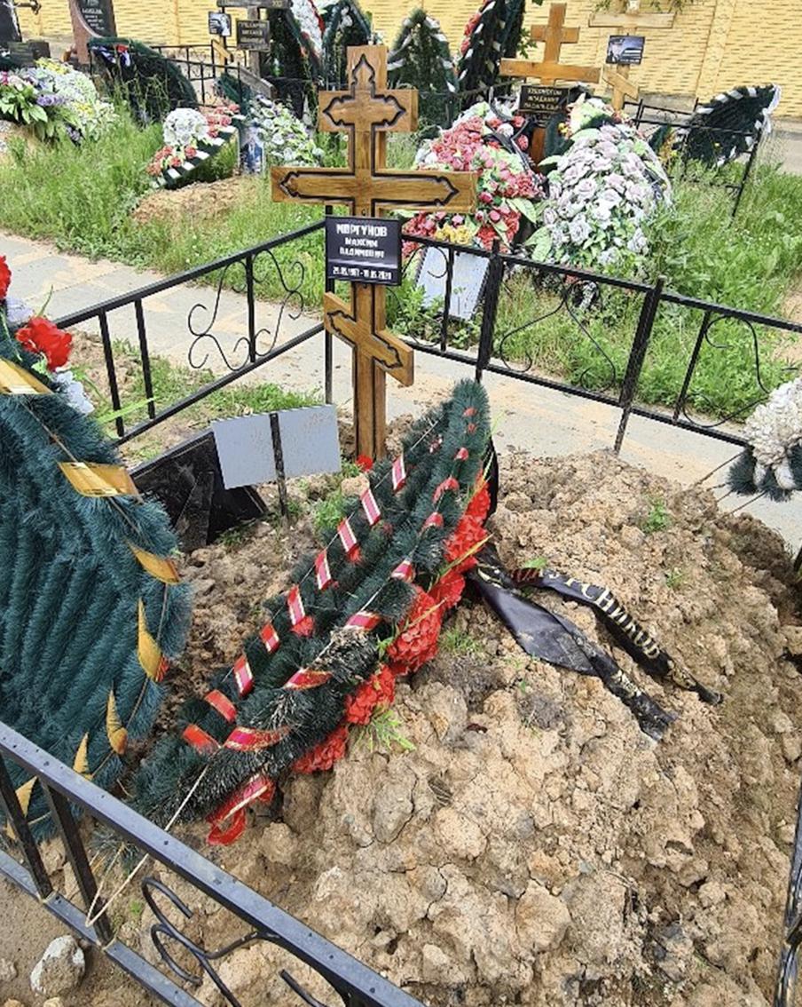 Изначально на могиле Максима Моргунова был простой деревянный временный крест.