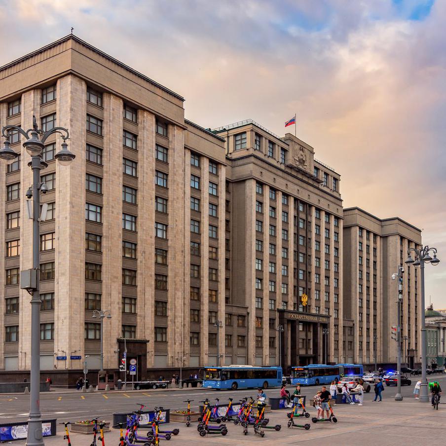 В ГД обсуждают ограничение продажи детям продукции, имитирующей алкоголь. В Государственной думе Российской Федерации активно обсуждается вопрос о введении ограничений на продажу продукции, имитирующей алкогольные напитки, несовершеннолетним. Председатель Государственной думы Вячеслав Володин в своём телеграм-канале поднял эту тему, отметив, что продажи таких напитков растут и их покупают не только взрослые