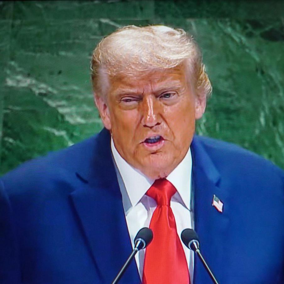 Трамп заявил, что ему впервые задали вопрос об отцовстве и президентстве. Президент Соединённых Штатов Дональд Трамп высоко оценил журналистское мастерство Бев Тернер, корреспондента телеканала GB News, за необычный вопрос о параллелях между отцовством и президентской деятельностью. Об этом стало известно из официального заявления телеканала