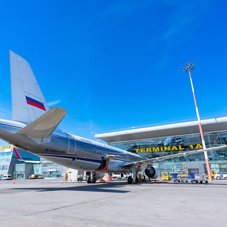 Десятки рейсов задерживаются в Татарстане из-за атаки украинских дронов. В аэропортах Татарстана фиксируются массовые задержки рейсов из-за угрозы налёта украинских беспилотников на регион. Ранее один дрон ВСУ был сбит над территорией республики